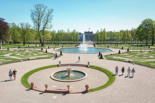 декоративные фонтаны в саду дворца het loo - apeldoorn стоковые фото и изображения