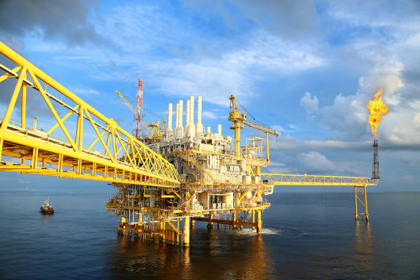 platforma budowlana na morzu dla produkcji ropy naftowej i gazu. przemysł naftowy i gazowy oraz przemysł ciężkiej pracy. platforma produkcyjna i proces operacyjny ręcznym i automatycznym z pomieszczenia sterującego. - oil rig obrazy zdjęcia i obrazy z banku zdjęć