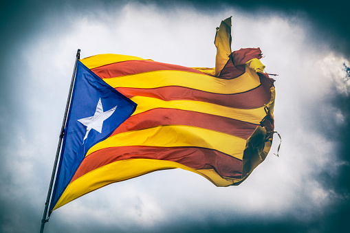 Primer plano de la bandera de Cataluña que sopla en el viento, como un disparo en Barcelona. photo