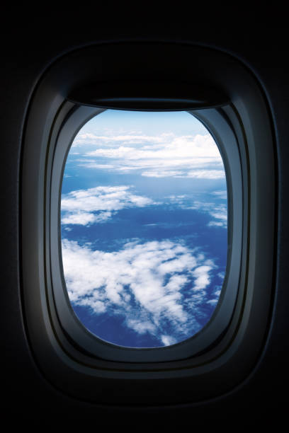 un cielo più pesante con nuvole dalla finestra dell'aereo - window porthole sky cloudscape foto e immagini stock