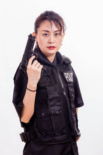 Chinesische Frau Polizist zeigenden Pistole – Foto