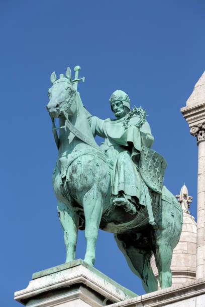 parís - estatua ecuestre de san luis en la basílica de sacre coeur - king louis ix fotografías e imágenes de stock