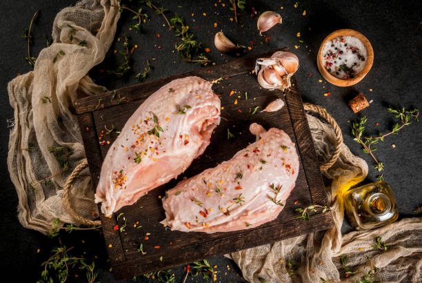 filetto di pollo con spezie - garlic cooking oil cutting board horizontal foto e immagini stock