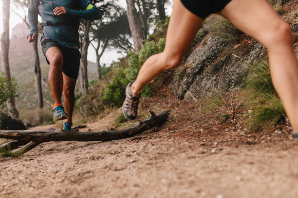 runner legs running on mountain trail - off track running imagens e fotografias de stock