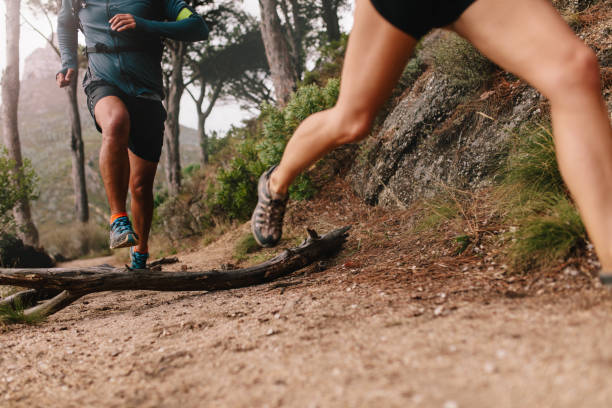 ขาวิ่งวิ่งบนเส้นทางภูเขา - cross country running ภาพสต็อก ภาพถ่ายและรูปภาพปลอดค่าลิขสิทธิ์