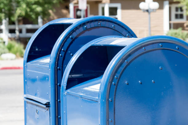 due caselle postali blu dell'ufficio postale - mailbox mail letter old fashioned foto e immagini stock