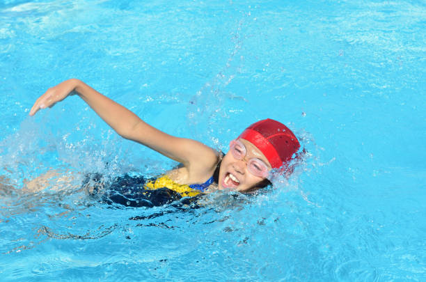 ragazza nuoto in piscina - stage costume immagine foto e immagini stock