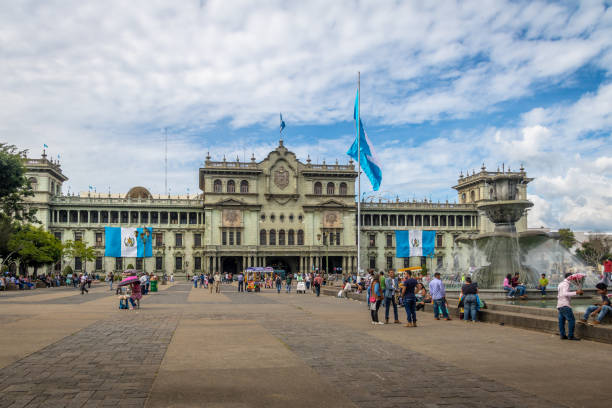 palácio nacional da guatemala na plaza de la constitucion (praça da constituição) cidade da guatemala, guatemala - guatemala - fotografias e filmes do acervo