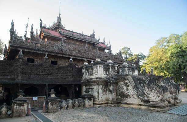 monasterio de shwenandaw el emblemático monasterio de teca en mandalay, myanmar. - shwenandaw fotografías e imágenes de stock