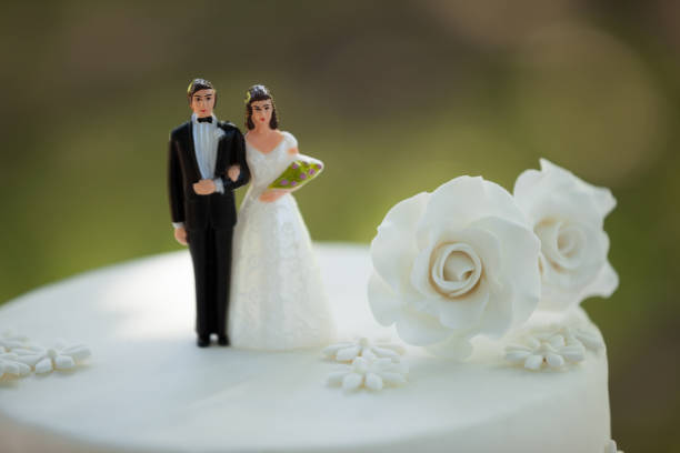 クローズアップのカップルのウェディングケーキの人形 - wedding cake newlywed wedding cake ストックフォトと画像