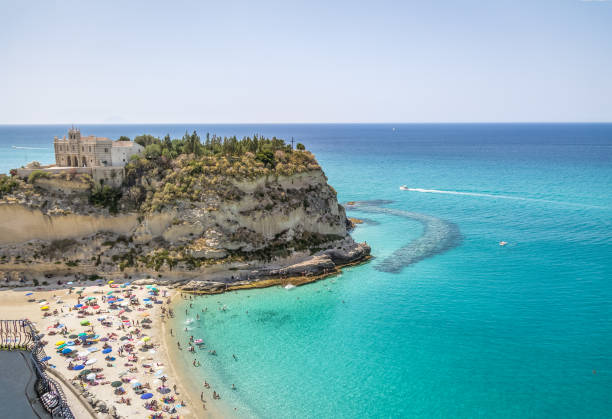 veduta aerea della spiaggia di tropea e di santa maria dell'isola, chiesa - tropea, calabria, italia - italy calabria ancient city foto e immagini stock