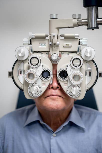 paciente adulto, recebendo um exame no oculista - eye exam senior adult medical equipment men - fotografias e filmes do acervo