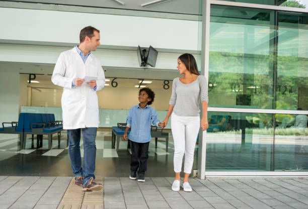 mãe e filho a falar com um médico no hospital. - entrance test - fotografias e filmes do acervo