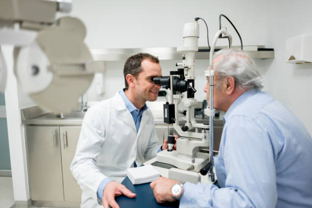 último paciente recebendo um exame no oculista - patient senior adult optometrist eye exam - fotografias e filmes do acervo