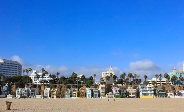 häuser am strand von santa monica - santa monica beach california house stock-fotos und bilder