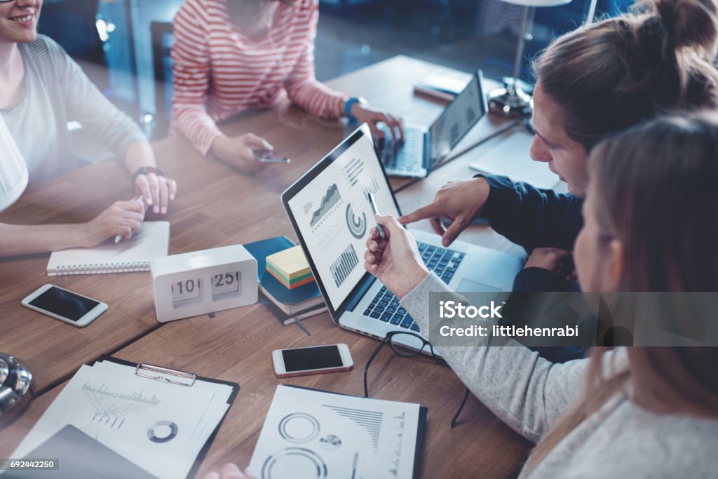 Junge Geschäftsleute arbeiten zusammen im Büro - Lizenzfrei Digitalanzeige Stock-Foto