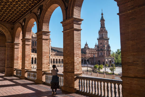 asiatische frau nimmt ein foto mit ihrem smartphone der gebäude in der plaza de espana in sevillia sevilla andalusien - plaza de espana european culture sevilla seville stock-fotos und bilder