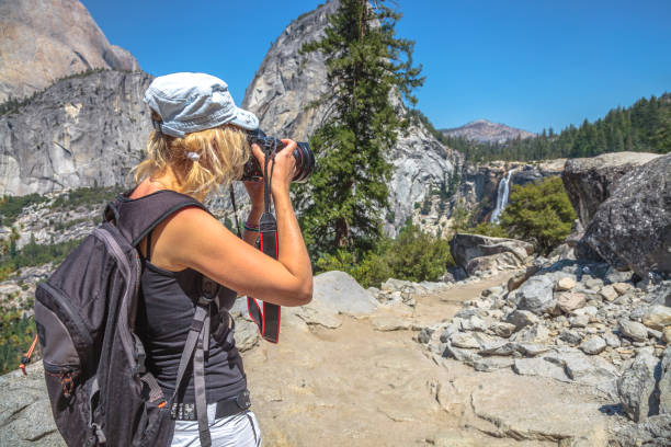 fotógrafo em cachoeiras de yosemite - mist mountain range californian sierra nevada cliff - fotografias e filmes do acervo