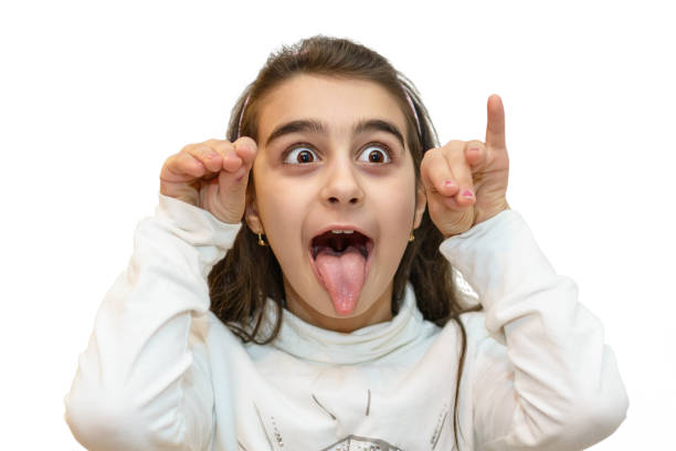 retrato de joven niña con una mueca de burla - sneering grimacing women human face fotografías e imágenes de stock