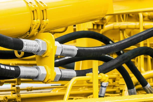 tubi idraulici e ugelli, trattore - construction equipment earth mover hydraulic platform cylinder foto e immagini stock