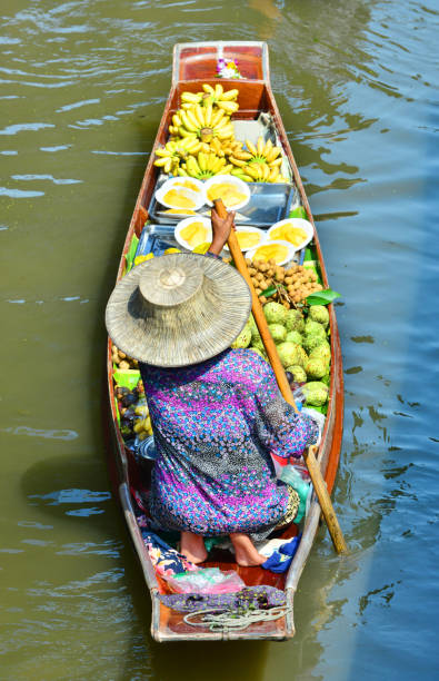 Traditional floating market , Thailand. Floating markets in Damnoen Saduak, Thailand. Until recently, the main form of trade, now mostly a tourist attraction. ratchaburi province stock pictures, royalty-free photos & images