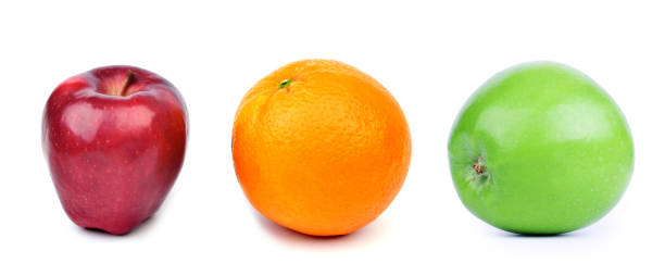 arancione e mele su sfondo bianco, colore rosso, arancione e verde. - comparison apple orange isolated foto e immagini stock