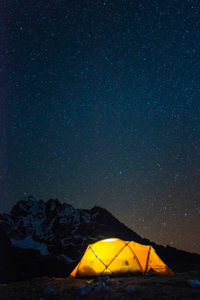 温かみのある照明キャンプ テント ネパール ヒマラヤ山脈の上に輝く星 - renjo la ストックフォトと画像