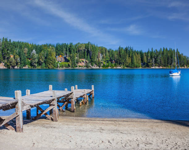 embarcadero de madera en el lago - bariloche argentina summer landscapes fotografías e imágenes de stock