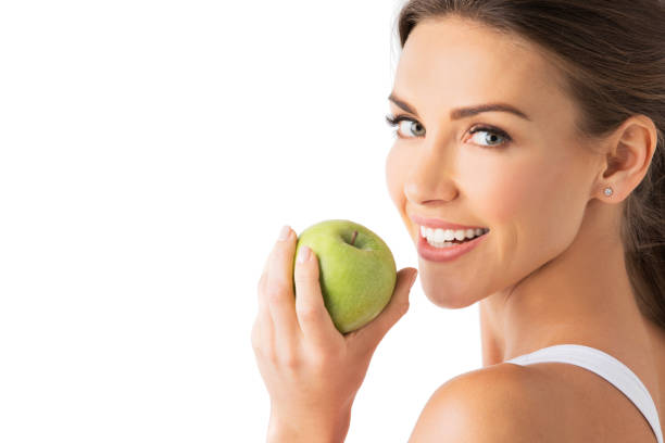 la donna tiene la mela verde - apple women green eating foto e immagini stock