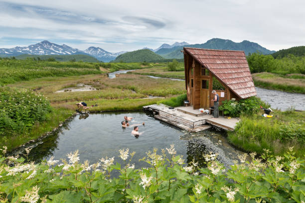 goryacherechensky hot springs. kamtchatka, extrême-orient russe, parc naturel de nalychevo - travel nature rural scene outdoors photos et images de collection