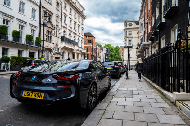 coche eléctrico, el bmw i8, está estacionado en una calle residencial exclusiva en mayfair, londres, reino unido - bmw i8 fotografías e imágenes de stock