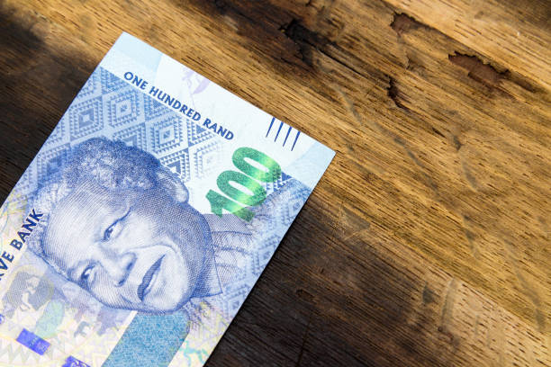 une note de rand sud-africain centaines au-dessus d’une table en bois. cette image peut être utilisée pour représenter le paiement - south african rand note photos photos et images de collection