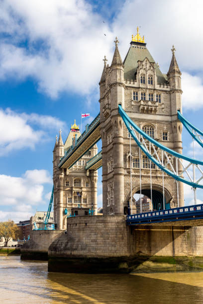 tower bridge in london on the golder hour, london, uk. - london england morning sunlight tower bridge imagens e fotografias de stock