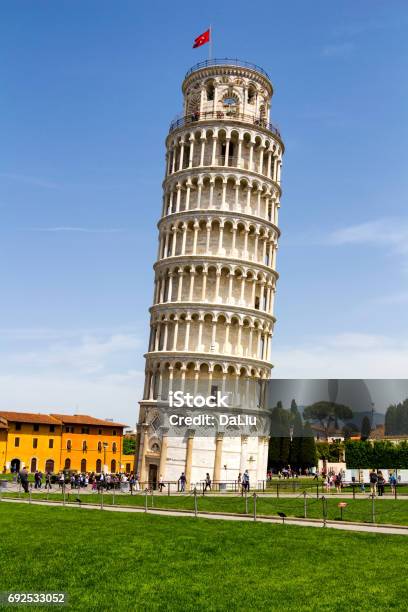 Kreatives Bild zu วิหารปิซา พร้อมหอคอยเอนปิซาบน Piazza Dei Miracoli ในปิซา ทัสคานี อิตาลี วิหารปิซา พร้อมหอคอยเอนปิซาบน Piazza Dei Miracoli ในปิซา ทัสคานี อิตาลี Illustration