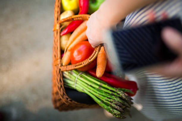 オープンな市場で青果の完全なバスケット - asparagus vegetable market basket ストックフォトと画像