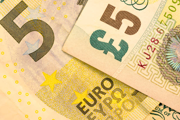 zbliżenie usd i eur, dolar i banknot walutowy euro - pound symbol ten pound note british currency paper currency zdjęcia i obrazy z banku zdjęć