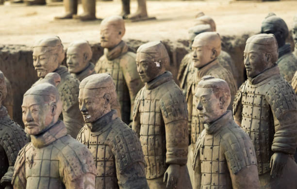 terracotta army of soldier sculptures group  in xian, china - army xian china archaeology imagens e fotografias de stock