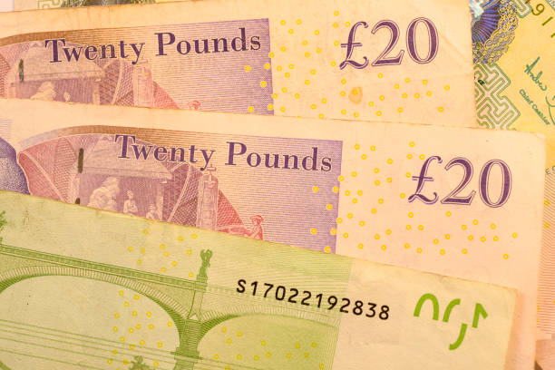 zbliżenie usd i eur, dolar i banknot walutowy euro - pound symbol ten pound note british currency paper currency zdjęcia i obrazy z banku zdjęć