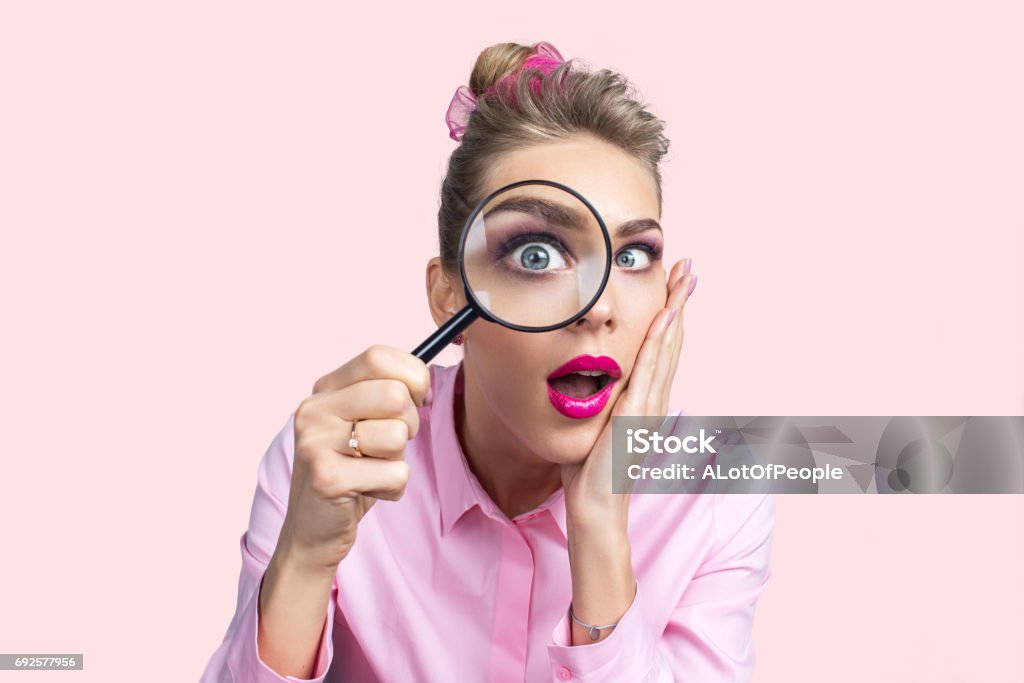女性をお探しの拡大鏡 - 虫メガネのロイヤリティフリーストックフォト