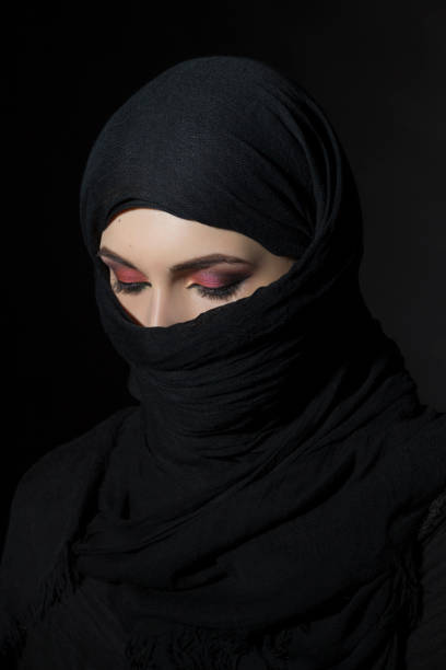 mujer en niqab - nikab veil islam arabia fotografías e imágenes de stock