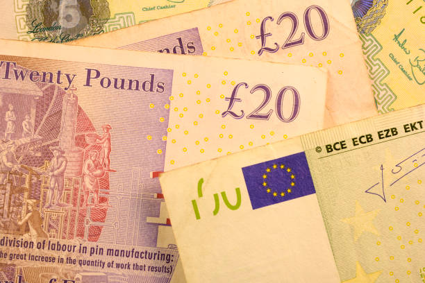 zbliżenie usd i eur, dolar i banknot walutowy euro - pound symbol ten pound note british currency paper currency zdjęcia i obrazy z banku zdjęć