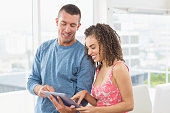 kreative-kollegen-halten-eine-tablette.jpg?b=1&s=170x170&k=20&c=d2DigdNJ2kbVGdcW8PkkIq2x2o6elAVk9mbUKAdEgOs=