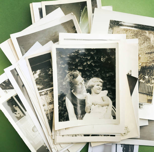 nonna e nipote anni '50 - family album foto e immagini stock