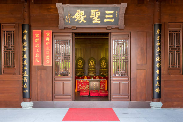 tempio del buddha di giada, shanghai, cina - shanghai temple door china foto e immagini stock