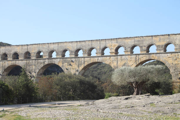 pont du gard, aqueduc romain antique en france - aqueduct roman ancient rome pont du gard photos et images de collection