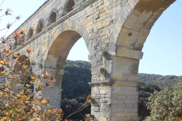 pont du gard, aqueduc romain antique en france - aqueduct roman ancient rome pont du gard photos et images de collection