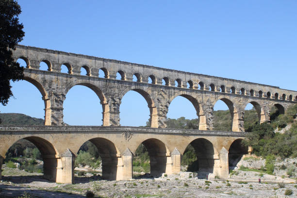pont du gard, acueducto romano antigua en francia - aqueduct roman ancient rome pont du gard fotografías e imágenes de stock