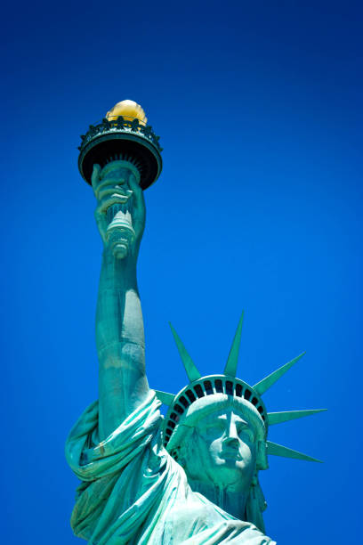 près de la statue de la liberté - statue of liberty old fashioned new york city independence photos et images de collection