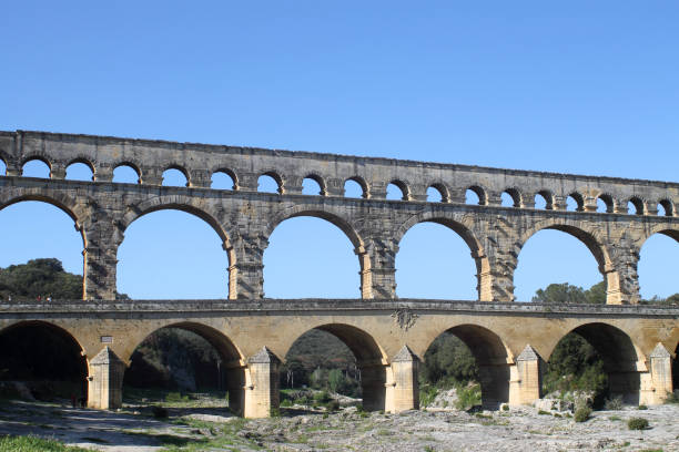 pont du gard, aqueduc romain antique en france - aqueduct roman ancient rome pont du gard photos et images de collection