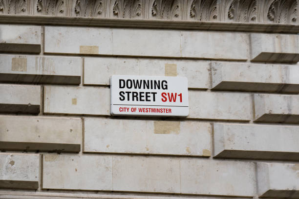 cartello di downing street attaccato a wall dai cancelli a downing street a westminster, londra. - whitehall street downing street city of westminster uk foto e immagini stock